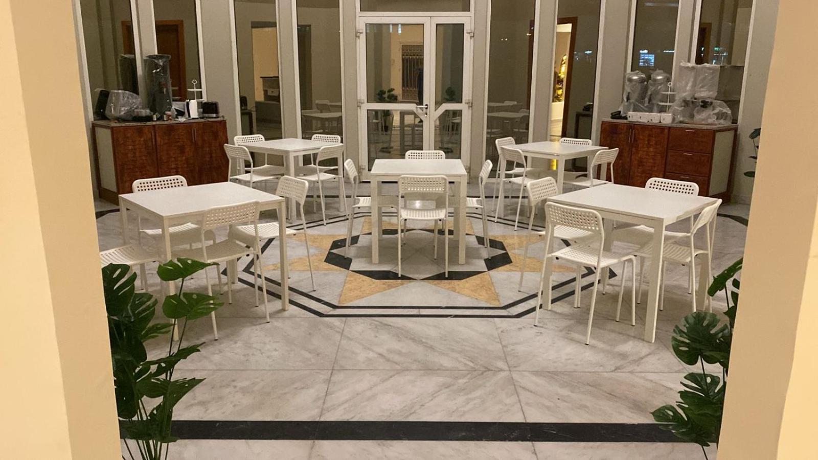 Four Stars * Dubai